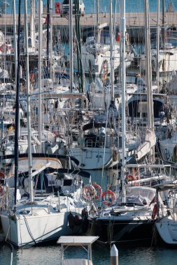 İtalya, Sicilya, Akdeniz, Marina di Ragusa (Ragusa ili); 5 Ocak 2025, limanda lüks yatlar - EDITORIAL