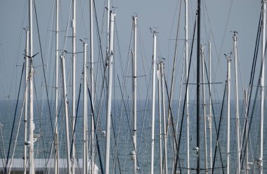 İtalya, Sicilya, Akdeniz, Marina di Ragusa (Ragusa Eyaleti); 6 Ocak 2025, limanda yelkenli gemi direkleri - EDITORIAL