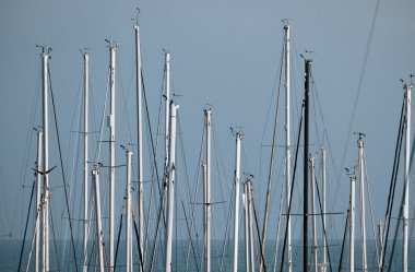 İtalya, Sicilya, Akdeniz, Marina di Ragusa (Ragusa Eyaleti); limanda yelkenli gemi direkleri 