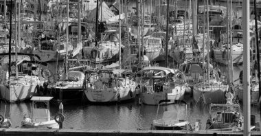 İtalya, Sicilya, Akdeniz, Marina di Ragusa (Ragusa Eyaleti); 6 Ocak 2025, limanda motorlu tekneler ve lüks yatlar - EDITORIAL