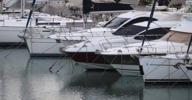 İtalya, Sicilya, Akdeniz, Marina di Ragusa (Ragusa Eyaleti); 6 Ocak 2025, günbatımında limanda lüks yatlar - EDITORIAL