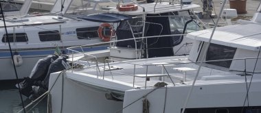 İtalya, Sicilya, Akdeniz, Marina di Ragusa (Ragusa ili); 7 Ocak 2025, limanda lüks yatlar - EDITORIAL