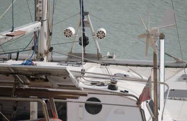 İtalya, Sicilya, Akdeniz, Marina di Ragusa (Ragusa Eyaleti); limanda katamaran yelkenli teknesi 