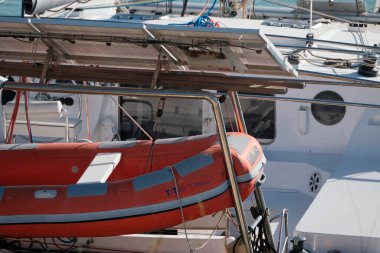 İtalya, Sicilya, Akdeniz, Marina di Ragusa (Ragusa Eyaleti); limanda katamaran yelkenli teknesi 