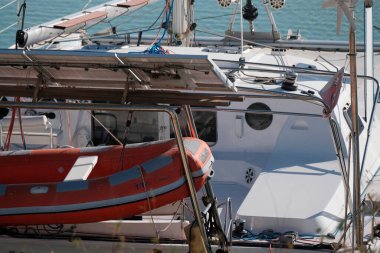 İtalya, Sicilya, Akdeniz, Marina di Ragusa (Ragusa Eyaleti); limanda katamaran yelkenli teknesi 