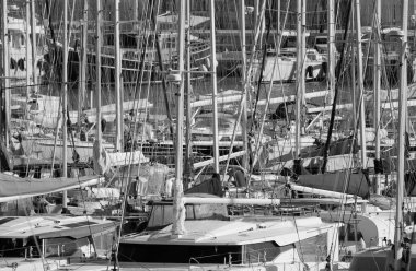 İtalya, Sicilya, Akdeniz, Marina di Ragusa (Ragusa ili); 8 Ocak 2025, limanda lüks yatlar - EDITORIAL