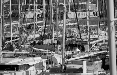 İtalya, Sicilya, Akdeniz, Marina di Ragusa (Ragusa ili); 8 Ocak 2025, limanda lüks yatlar - EDITORIAL