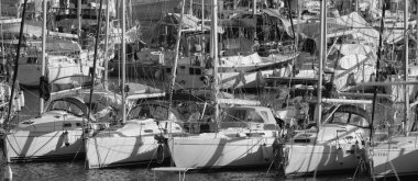 İtalya, Sicilya, Akdeniz, Marina di Ragusa (Ragusa ili); 10 Ocak 2025, limanda lüks yatlar - EDITORIAL