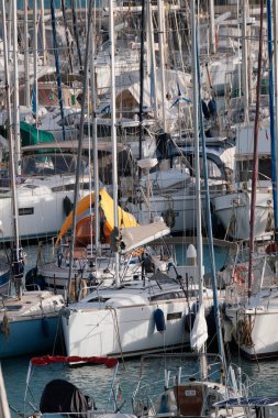 İtalya, Sicilya, Akdeniz, Marina di Ragusa (Ragusa ili); 10 Ocak 2025, limanda lüks yatlar - EDITORIAL