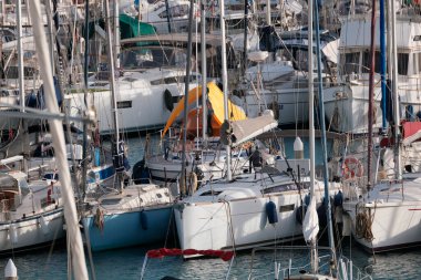 İtalya, Sicilya, Akdeniz, Marina di Ragusa (Ragusa ili); 10 Ocak 2025, limanda lüks yatlar - EDITORIAL