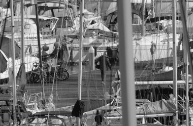 İtalya, Sicilya, Akdeniz, Marina di Ragusa (Ragusa Eyaleti); 12 Ocak 2025, limandaki insanlar ve lüks yatlar - EDITORIAL