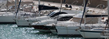 İtalya, Sicilya, Akdeniz, Marina di Ragusa (Ragusa ili); 14 Ocak 2025, limanda lüks yatlar - EDITORIAL