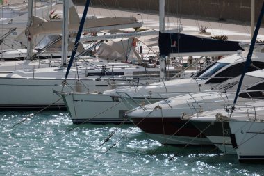 İtalya, Sicilya, Akdeniz, Marina di Ragusa (Ragusa ili); 14 Ocak 2025, limanda lüks yatlar - EDITORIAL