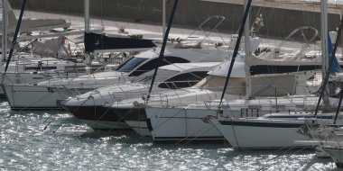 İtalya, Sicilya, Akdeniz, Marina di Ragusa (Ragusa ili); 14 Ocak 2025, limanda lüks yatlar - EDITORIAL