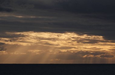 İtalya, Sicilya, Akdeniz, Sicilya Kanalı 'nda kışın fırtına bulutları