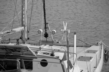 İtalya, Sicilya, Akdeniz, Marina di Ragusa (Ragusa Eyaleti); limanda katamaran yelkenli teknesi 