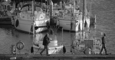 İtalya, Sicilya, Akdeniz, Marina di Ragusa (Ragusa Eyaleti); 18 Ocak 2025, limanda halk ve lüks yatlar - EDITORIAL