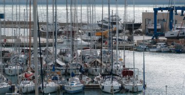 İtalya, Sicilya, Akdeniz, Marina di Ragusa (Ragusa Eyaleti); limanda lüks yatlar 