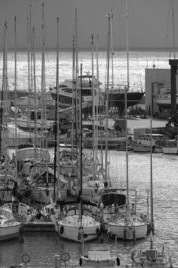 İtalya, Sicilya, Akdeniz, Marina di Ragusa (Ragusa Eyaleti); limanda lüks yatlar 