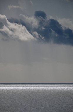 İtalya, Sicilya, Akdeniz, Sicilya Kanalı 'nda kışın fırtına bulutları