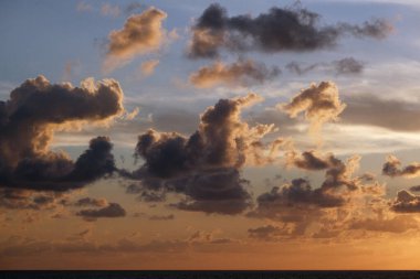 İtalya, Sicilya, Akdeniz; gün batımında gökyüzünde bulutlar