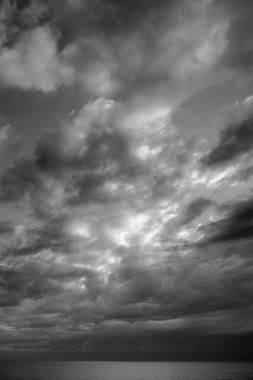 İtalya, Sicilya, Akdeniz, Sicilya Kanalı 'nda kışın fırtına bulutları