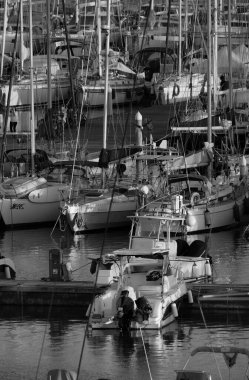 İtalya, SItaly, Sicilya, Akdeniz, Marina di Ragusa (Ragusa Eyaleti); 31 Ocak 2025, limanda motorlu tekne ve lüks yatlar - EDITORIALCily, Akdeniz, Marina di Ragusa (Ragusa Eyaleti); 10 Ocak 2025, Por 'da lüks yatlar