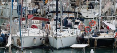 İtalya, Sicilya, Akdeniz, Marina di Ragusa (Ragusa ili); 1 Şubat 2025, limanda lüks yatlar - EDITORIAL