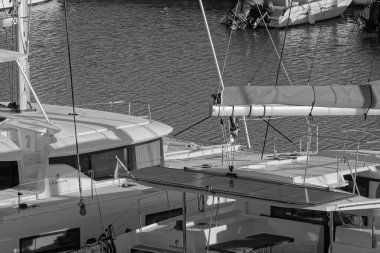 İtalya, Sicilya, Akdeniz, Marina di Ragusa (Ragusa Eyaleti); 3 Şubat 2025, limanda katamaran yelkenli tekneleri - EDITORIAL