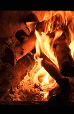 Yakacak odun ocağında yanıyor.