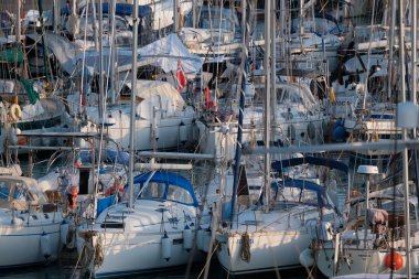 İtalya, Sicilya, Akdeniz, Marina di Ragusa (Ragusa Eyaleti); 6 Şubat 2025, limanda yelkenli tekneleri - EDITORIAL