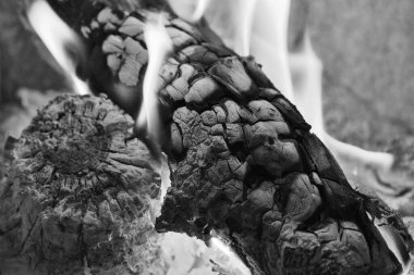 Yakacak odun ocağında yanıyor.