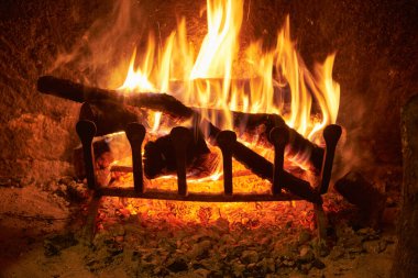 Şöminede yanan odun.