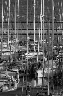 İtalya, Sicilya, Akdeniz, Marina di Ragusa (Ragusa Eyaleti); limanda lüks yatlar 