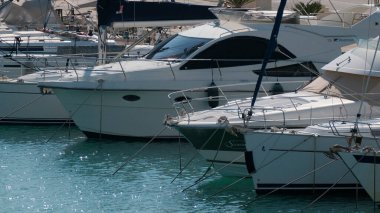 İtalya, Sicilya, Akdeniz, Marina di Ragusa (Ragusa ili); 11 Şubat 2025, limanda lüks yatlar - EDITORIAL