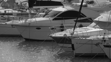 İtalya, Sicilya, Akdeniz, Marina di Ragusa (Ragusa ili); 11 Şubat 2025, limanda lüks yatlar - EDITORIAL