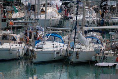 İtalya, Sicilya, Akdeniz, Marina di Ragusa (Ragusa Eyaleti); 19 Şubat 2025, limanda insanlar ve yelkenliler - EDITORIAL