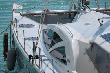 İtalya, Sicilya, Akdeniz, Marina di Ragusa (Ragusa Eyaleti); limanda katamaran yelkenli teknesi 