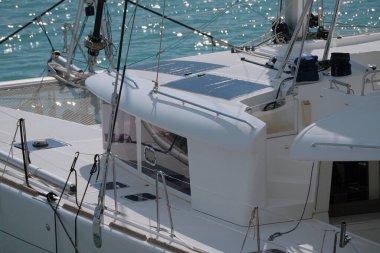 İtalya, Sicilya, Akdeniz, Marina di Ragusa (Ragusa Eyaleti); limanda katamaran yelkenli teknesi 