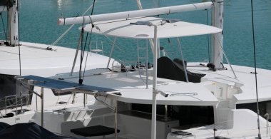 İtalya, Sicilya, Akdeniz, Marina di Ragusa (Ragusa Eyaleti); limanda katamaran yelkenli tekneleri