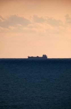 İtalya, Sicilya, Akdeniz, Sicilya Kanalı 'nda kargo gemisi