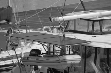 İtalya, Sicilya, Akdeniz, Marina di Ragusa (Ragusa Eyaleti); 22 Şubat 2025, limandaki bir katamaran yelkenli teknesinin fotovoltaik panelleri