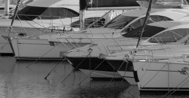 İtalya, Sicilya, Akdeniz, Marina di Ragusa (Ragusa ili); 24 Şubat 2025, limanda lüks yatlar - EDITORIAL