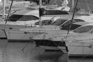 İtalya, Sicilya, Akdeniz, Marina di Ragusa (Ragusa ili); 24 Şubat 2025, limanda lüks yatlar - EDITORIAL