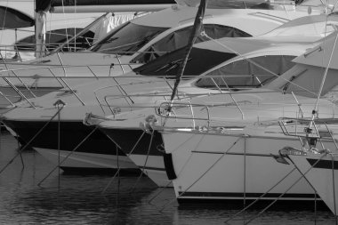 İtalya, Sicilya, Akdeniz, Marina di Ragusa (Ragusa Eyaleti); limanda lüks yatlar 