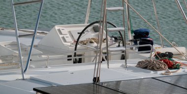 İtalya, Sicilya, Akdeniz, Marina di Ragusa (Ragusa Eyaleti); 27 Şubat 2025, limanda katamaran yelkenli teknesi - EDITORIAL