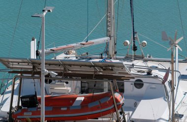 İtalya, Sicilya, Akdeniz, Marina di Ragusa (Ragusa Eyaleti); 28 Şubat 2025, limanda katamaran yelkenli teknesi - EDITORIAL