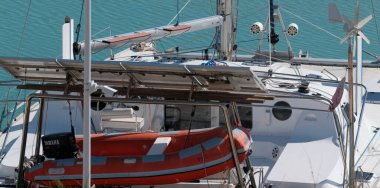 İtalya, Sicilya, Akdeniz, Marina di Ragusa (Ragusa Eyaleti); 28 Şubat 2025, limanda katamaran yelkenli teknesi - EDITORIAL