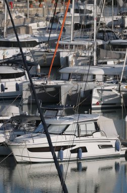 İtalya, Sicilya, Akdeniz, Marina di Ragusa (Ragusa Eyaleti); limanda lüks yatlar 