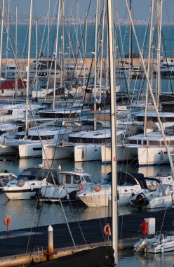 İtalya, Sicilya, Akdeniz, Marina di Ragusa (Ragusa ili); 3 Mart 2025, limanda lüks yatlar - EDITORIAL